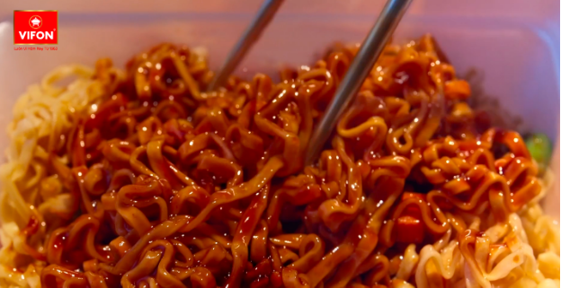 Crush thì cuốn thật đấy, nhưng bạn đã bao giờ đang đói mà mắt va vào khay mì xào chưa? - Ảnh 2. Crush thì cuốn thật đấy, nhưng bạn đã bao giờ đang đói mà mắt va vào khay mì xào chưa? - Ảnh 2.