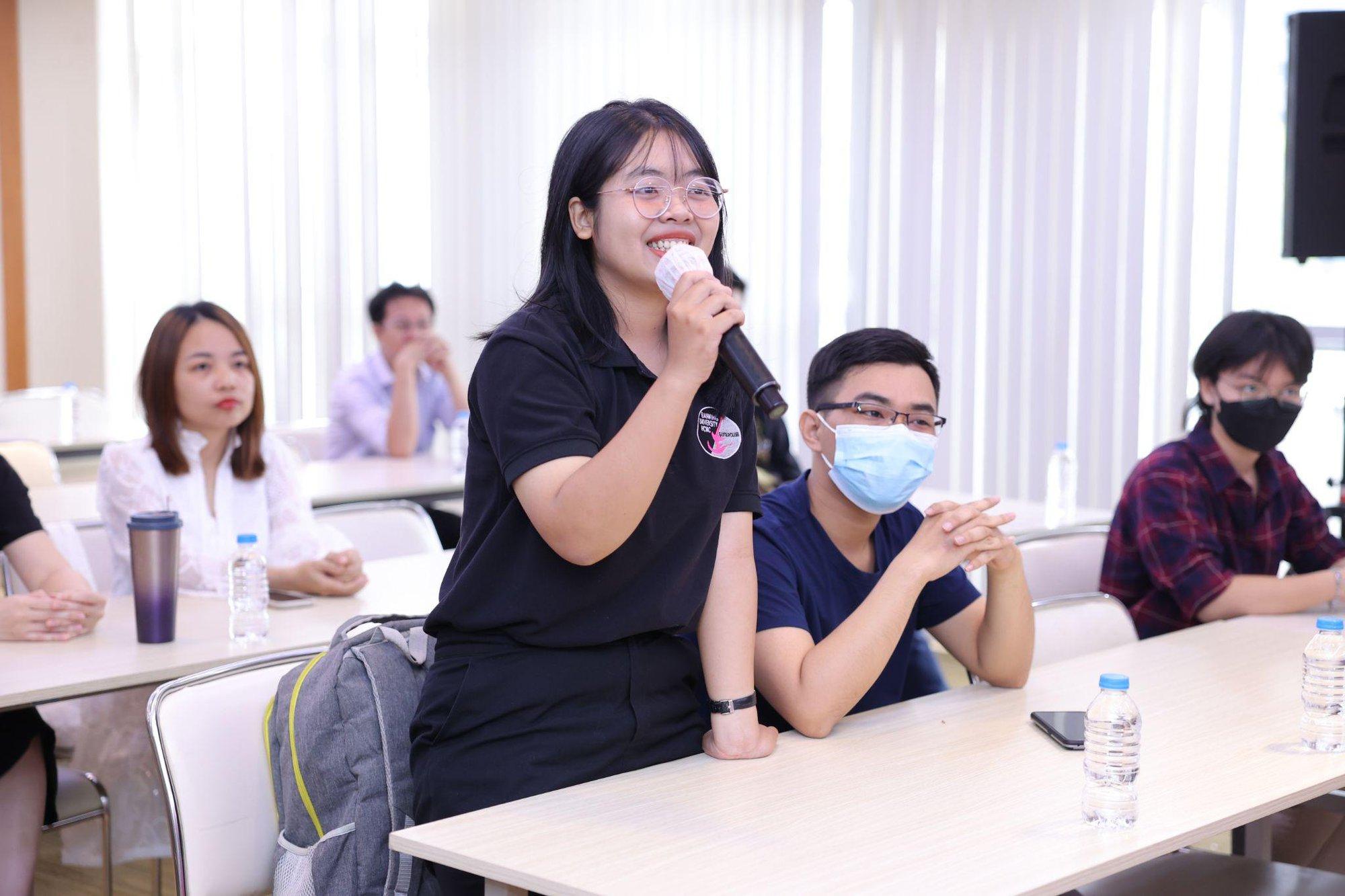 Học cách làm chủ cảm xúc cùng học viên VUS tại sự kiện giao lưu tiếng Anh V-Club - Ảnh 2. Học cách làm chủ cảm xúc cùng học viên VUS tại sự kiện giao lưu tiếng Anh V-Club - Ảnh 2.