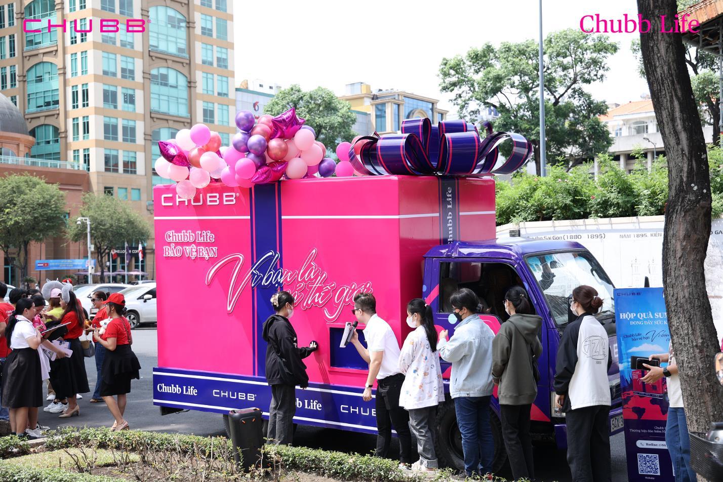 Chubb Life khuấy đảo Hà Nội, TP.HCM với hộp quà “khổng lồ” gây thương nhớ nhân ngày Sức khoẻ Thế giới - Ảnh 1. Chubb Life khuấy đảo Hà Nội, TP.HCM với hộp quà “khổng lồ” gây thương nhớ nhân ngày Sức khoẻ Thế giới - Ảnh 1.