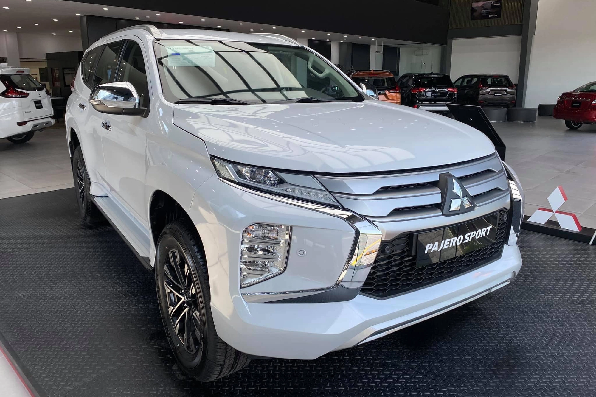 Đại lý Mitsubishi chơi lớn: Pajero Sport ưu đãi trên 100 triệu đồng, Xpander cũng tăng khuyến mại - Ảnh 4.