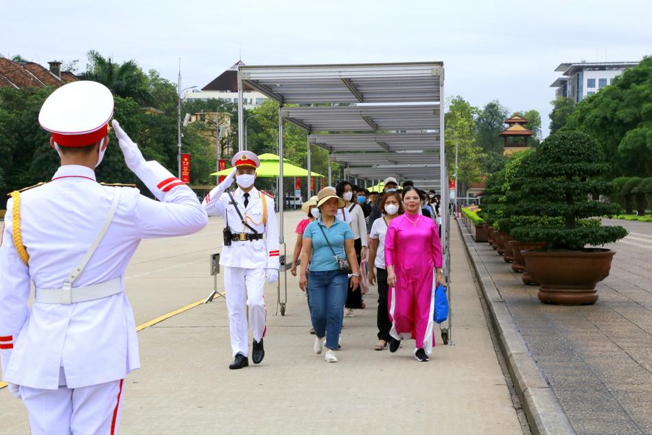 Sáng 30/4: Gần 24.000 lượt khách vào Lăng viếng Bác - Ảnh 1.