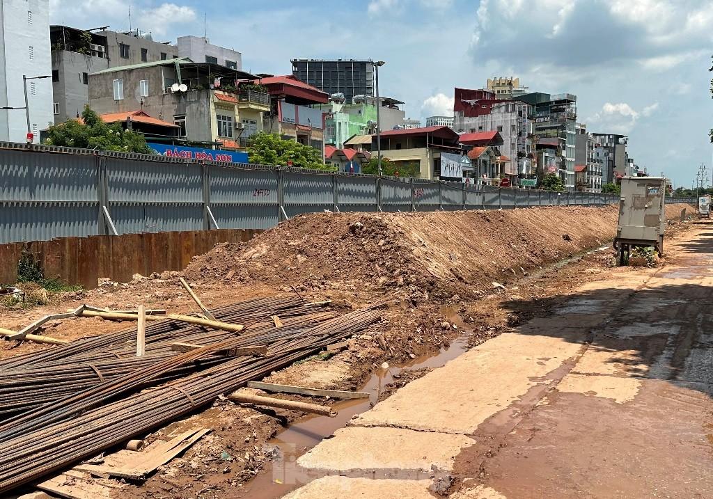 Cận cảnh đoạn đê trên đường Âu Cơ được yêu cầu đắp lại để ứng phó mùa mưa - Ảnh 7.