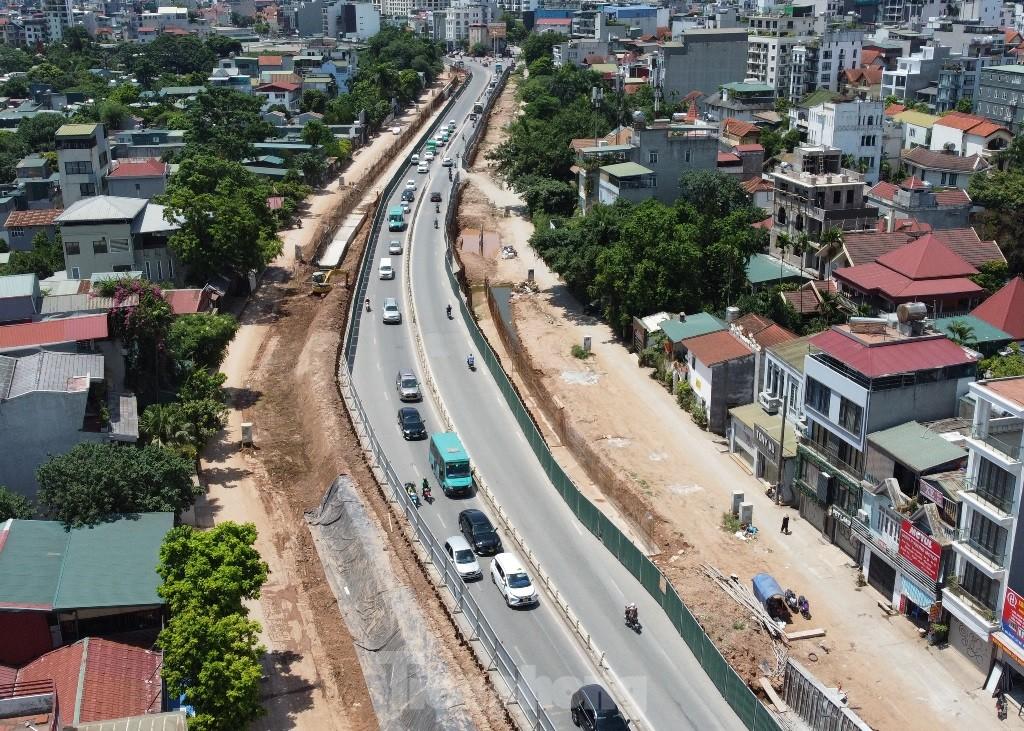 Cận cảnh đoạn đê trên đường Âu Cơ được yêu cầu đắp lại để ứng phó mùa mưa - Ảnh 1.