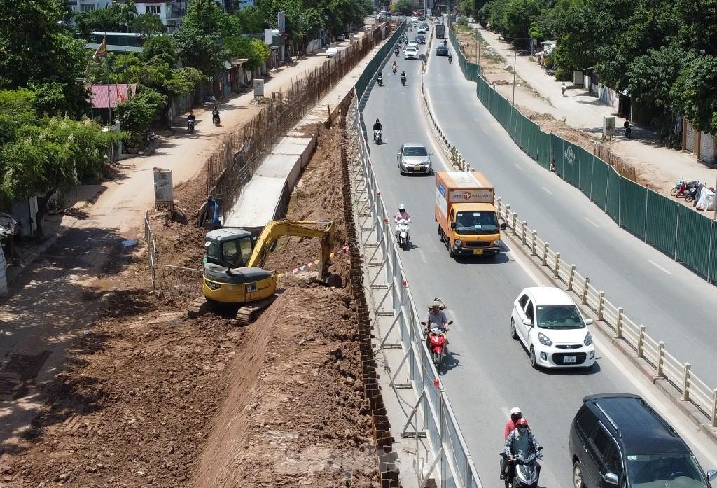 Cận cảnh đoạn đê trên đường Âu Cơ được yêu cầu đắp lại để ứng phó mùa mưa - Ảnh 2.