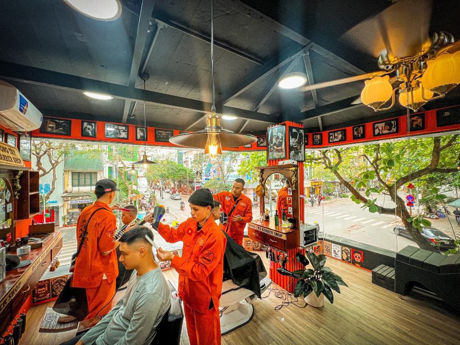 Đông Tây Barbershop - "Trình làng" tổ hợp cắt tóc, vui chơi "siêu chất" - Ảnh 1.