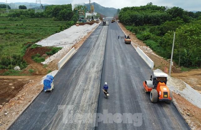 Hối hả thi công cao tốc QL45 - Nghi Sơn để kịp 'cán đích' dịp lễ 2/9 - Ảnh 1.