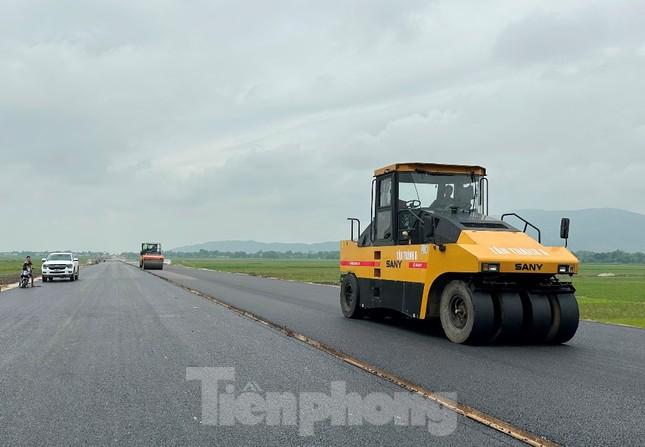 Hối hả thi công cao tốc QL45 - Nghi Sơn để kịp 'cán đích' dịp lễ 2/9 - Ảnh 4.