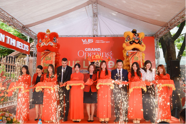 VUS tưng bừng khai trương cơ sở thứ 70 tại Hà Nội, thu hút hàng trăm phụ huynh học sinh tới check-in - Ảnh 2. VUS tưng bừng khai trương cơ sở thứ 70 tại Hà Nội, thu hút hàng trăm phụ huynh học sinh tới check-in - Ảnh 2.