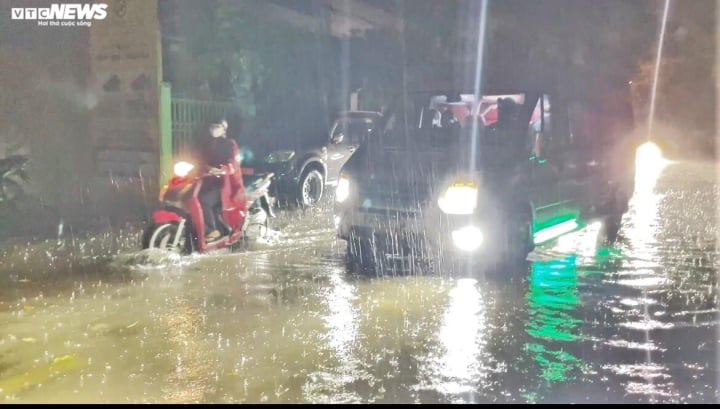 Thành phố Quy Nhơn, Bình Định: Đường ngập, nước tràn vào nhà sau cơn mưa kéo dài - Ảnh 2.