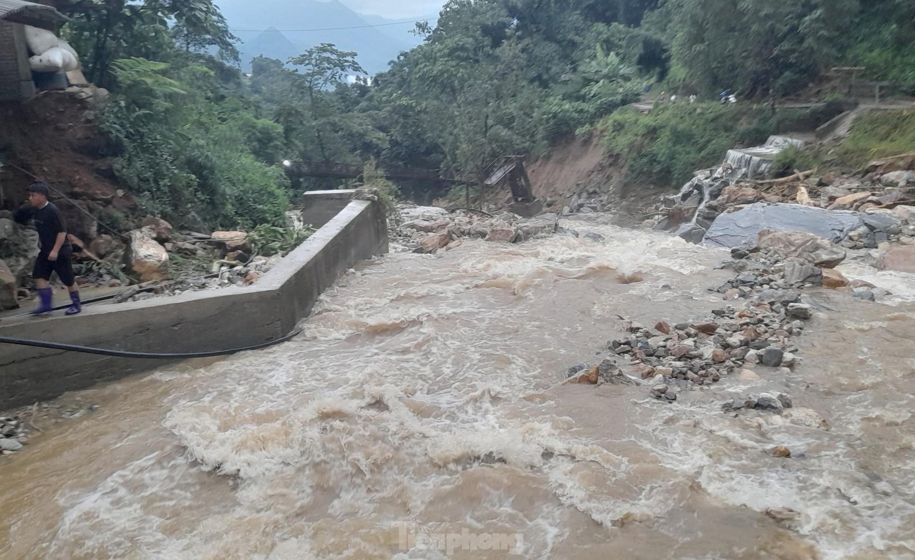 Cảnh hoang tàn nơi lũ quét vừa đi qua ở Lào Cai - Ảnh 2.