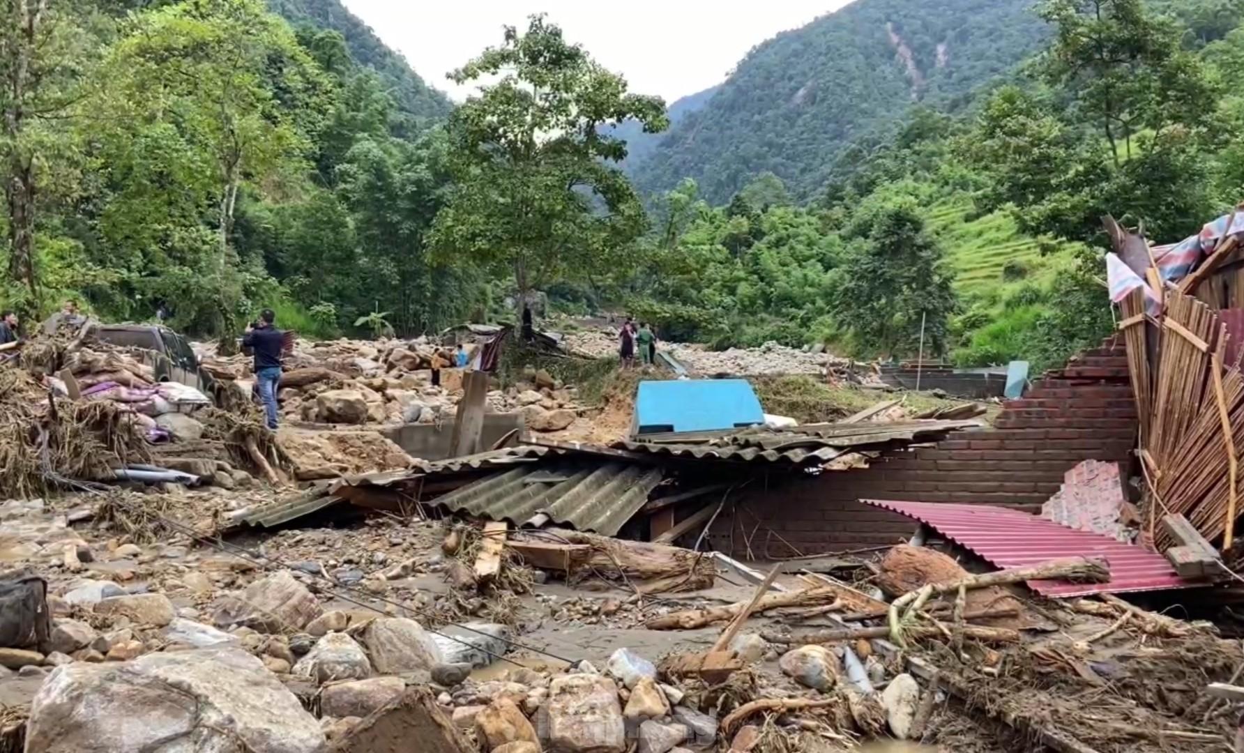 Cảnh hoang tàn nơi lũ quét vừa đi qua ở Lào Cai - Ảnh 4.