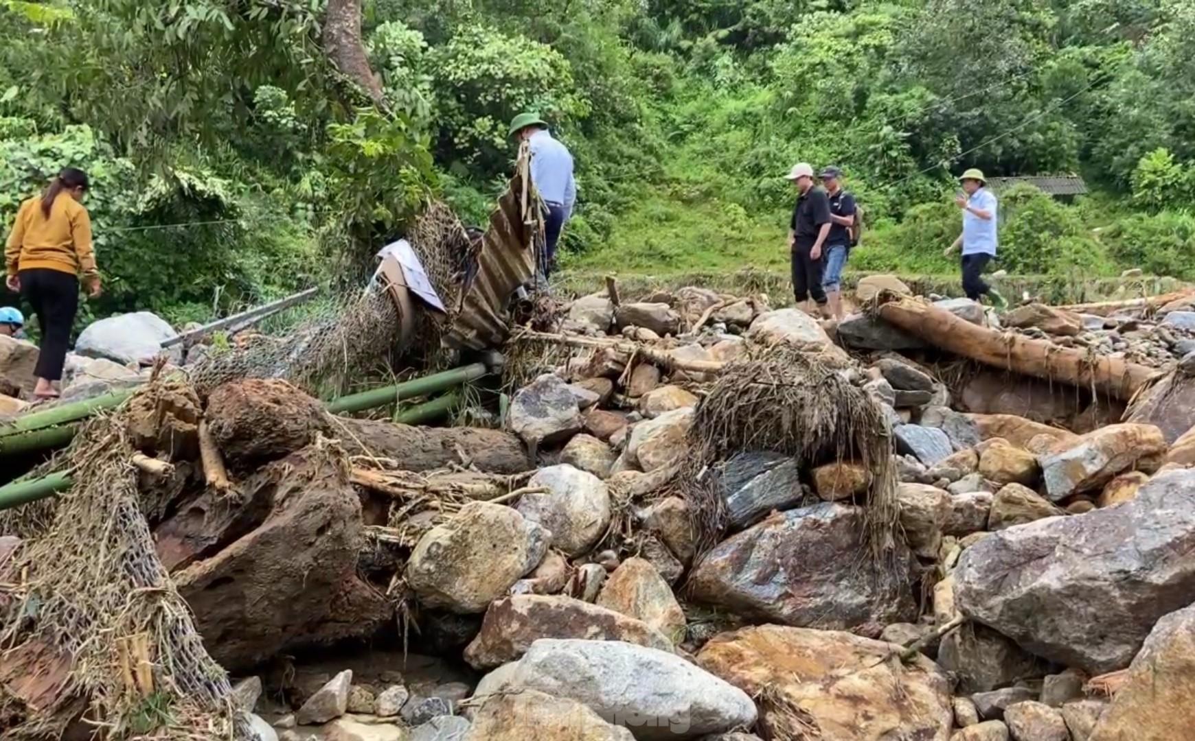 Cảnh hoang tàn nơi lũ quét vừa đi qua ở Lào Cai - Ảnh 10.