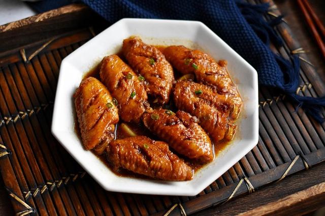 Bí quyết làm món cánh gà om thơm ngon nức lòng - Ảnh 1. Bí quyết làm món cánh gà om thơm ngon nức lòng - Ảnh 1.