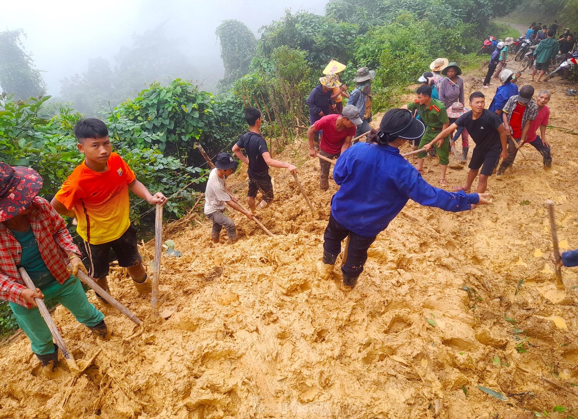 Lũ 'nuốt chửng' nhiều tuyến đường, hàng nghìn người đang bị cô lập - Ảnh 17.