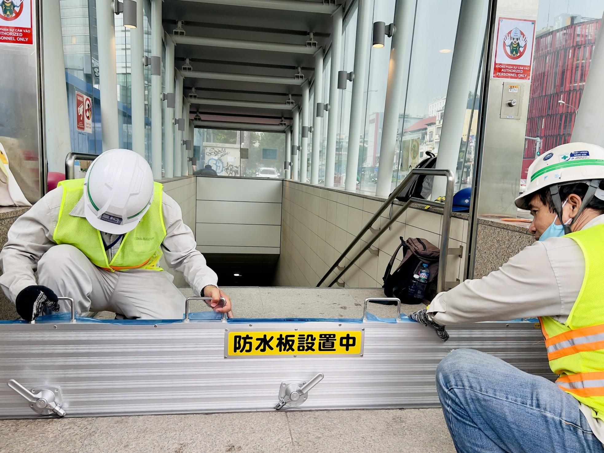 Cận cảnh cửa ngăn nước tại các nhà ga ngầm tuyến metro số 1 TPHCM - Ảnh 2.