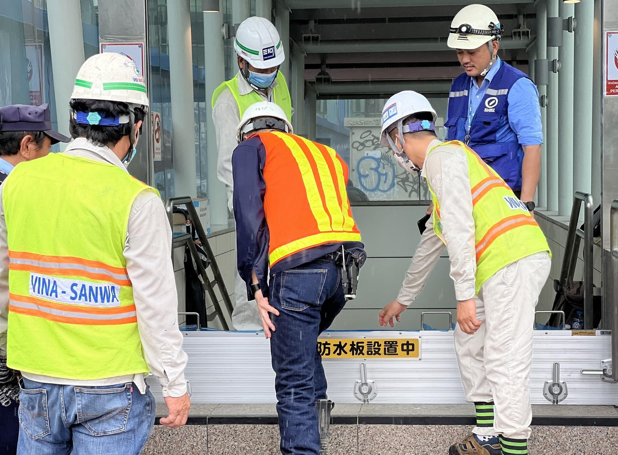 Cận cảnh cửa ngăn nước tại các nhà ga ngầm tuyến metro số 1 TPHCM - Ảnh 1.