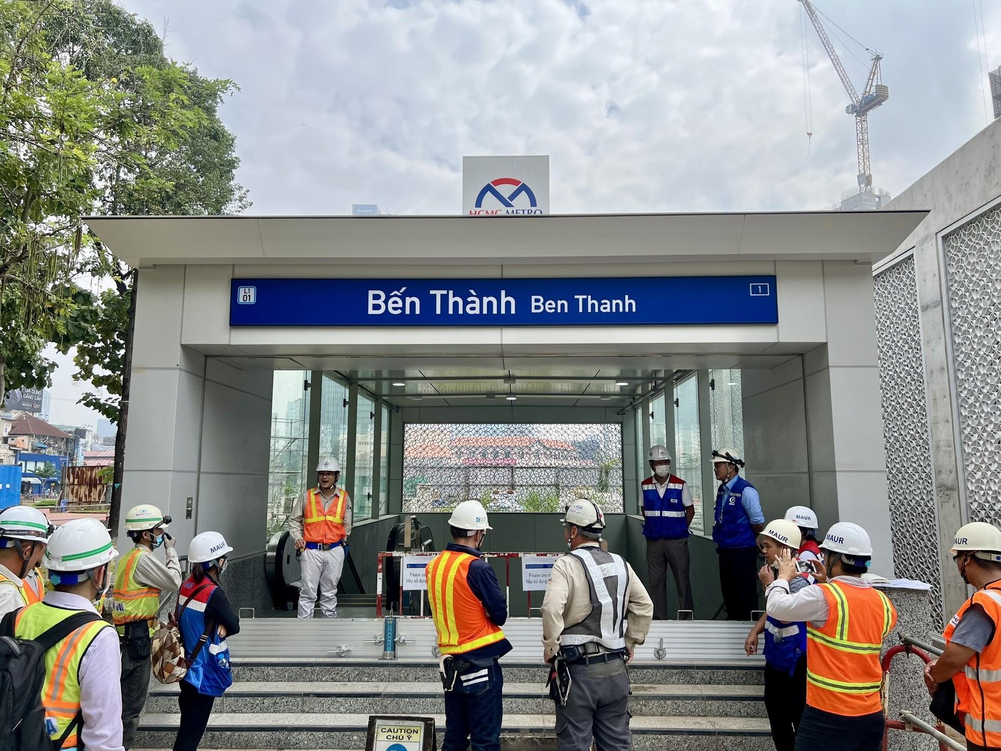 Cận cảnh cửa ngăn nước tại các nhà ga ngầm tuyến metro số 1 TPHCM - Ảnh 3.