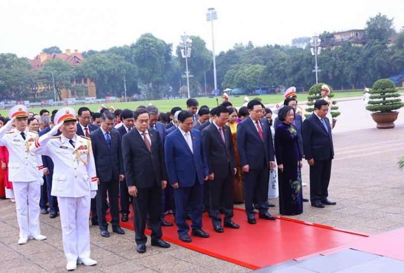 Đại biểu Quốc hội đặt vòng hoa và vào Lăng viếng Chủ tịch Hồ Chí Minh | Chính trị | Vietnam+ (VietnamPlus)