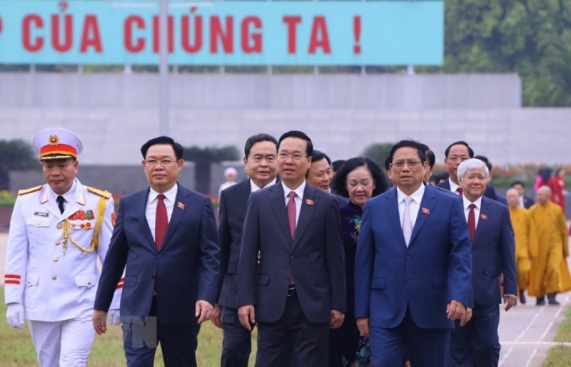 Đại biểu Quốc hội đặt vòng hoa và vào Lăng viếng Chủ tịch Hồ Chí Minh | Chính trị | Vietnam+ (VietnamPlus)