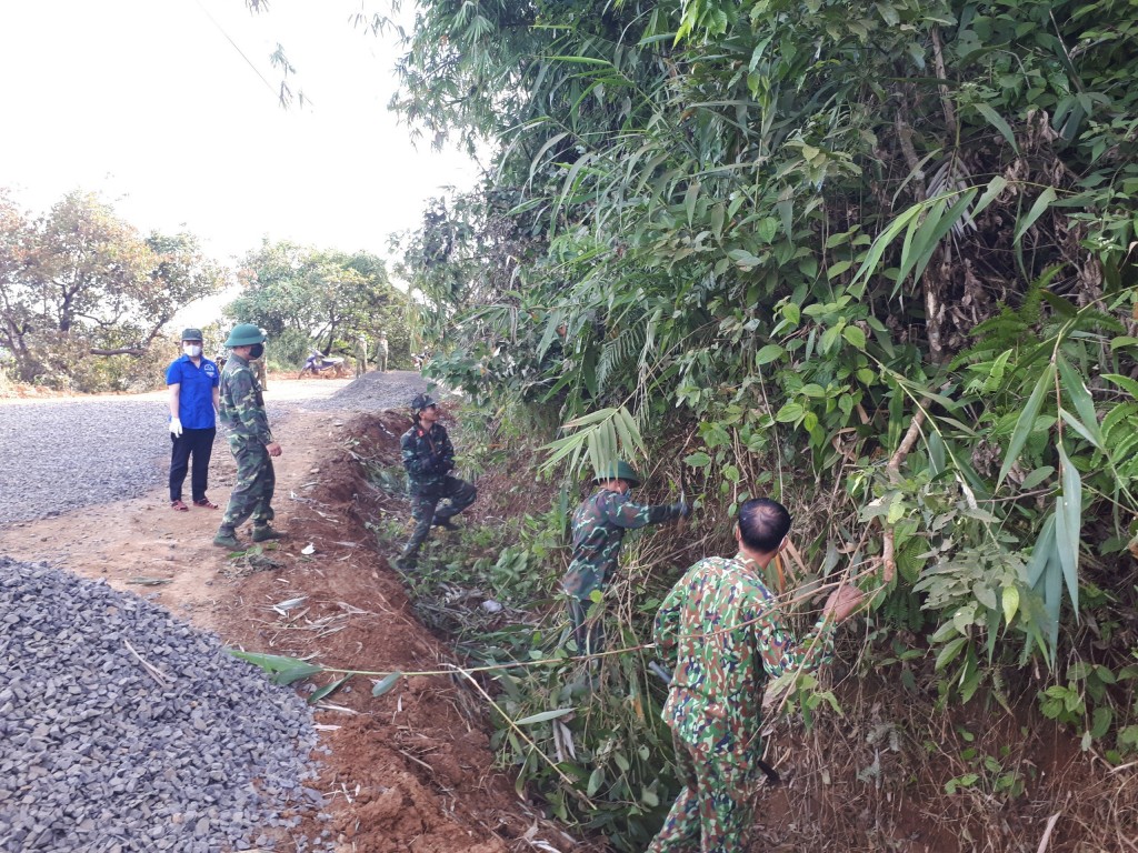 Trung đoàn 720 giúp dân tu sửa đường giao thông