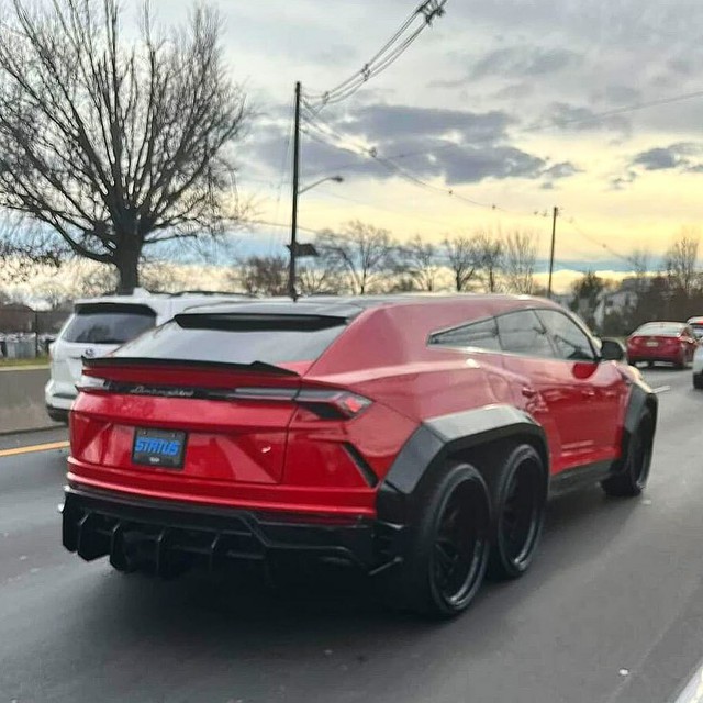 Dân chơi đầu tiên thế giới cho mổ xẻ nguyên chiếc Lamborghini Urus độ thành 6 bánh - Ảnh 3.