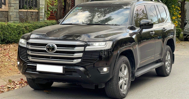 Toyota Land Cruiser đi hơn 34.000km bán đắt hơn giá niêm yết mới: Nội thất xuống sắc, trang bị không bằng lô xe mới hiện tại