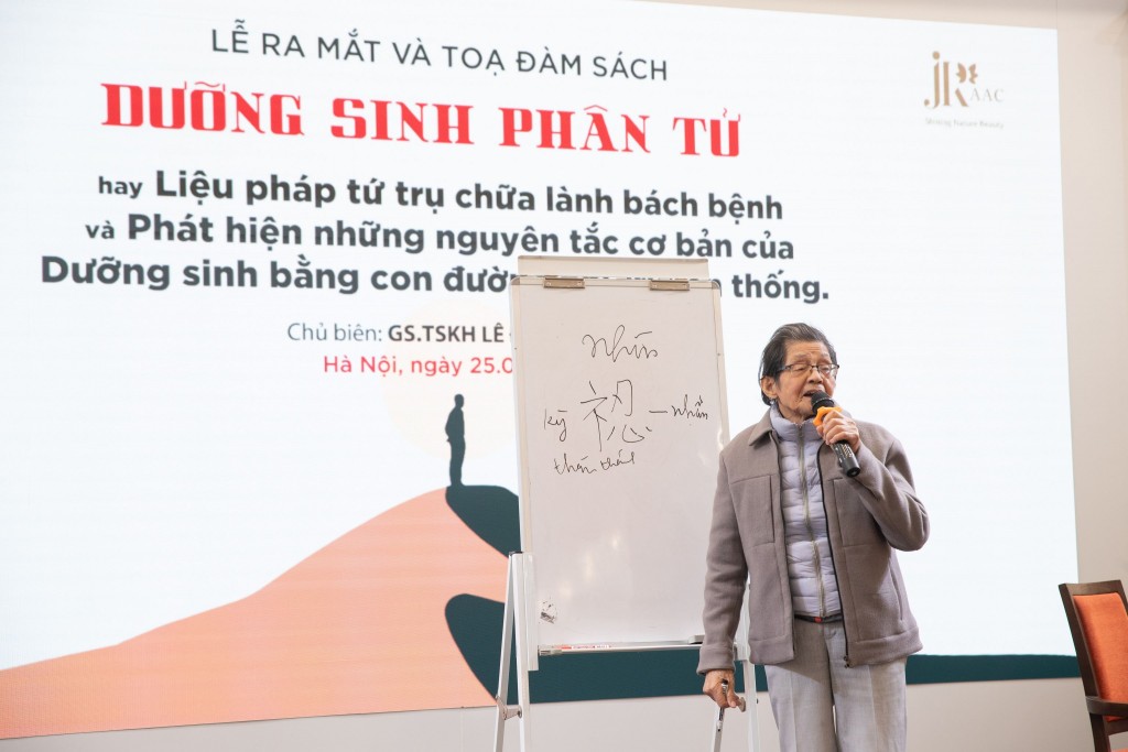 GS, TSKH Lê Đình Phái trong buổi ra mắt cuốn sách