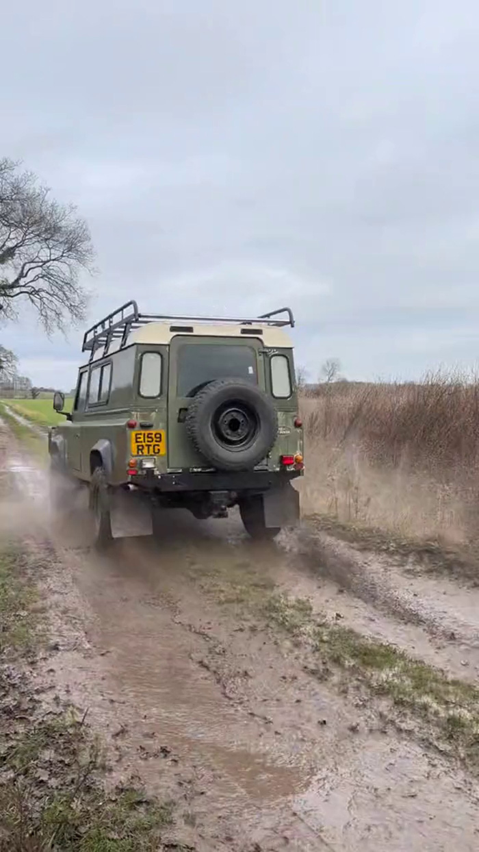 Vợ chồng trẻ biến Land Rover Defender cũ nát thành nhà di động, tính phượt ra thế giới - Ảnh 3.