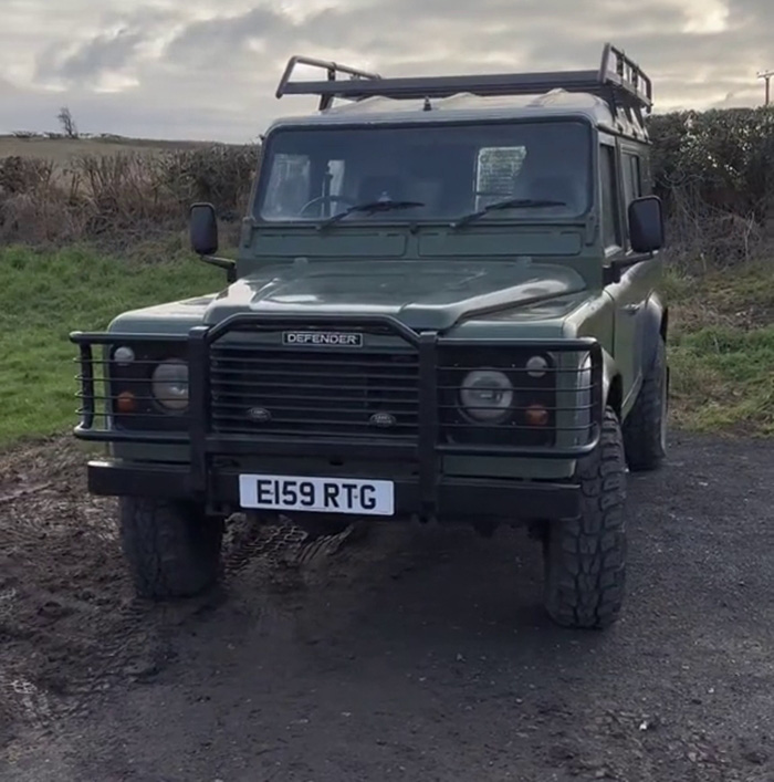 Vợ chồng trẻ biến Land Rover Defender cũ nát thành nhà di động, tính phượt ra thế giới - Ảnh 1.