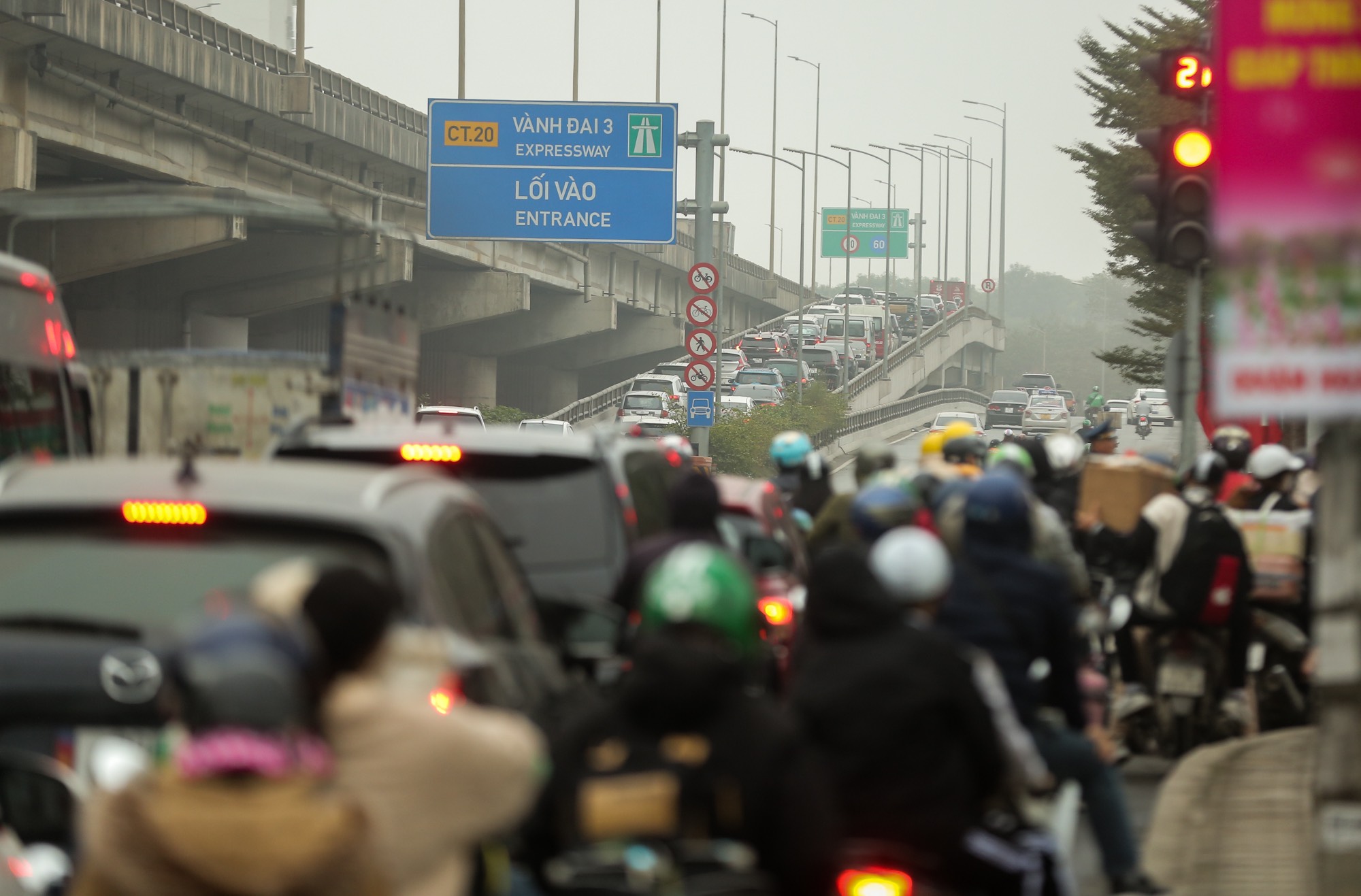 Giao thông Hà Nội tắc “không lối thoát” những ngày cận Tết Nguyên đán, người dân “đứng im” tại chỗ khi lưu thông trên đường - Ảnh 4.