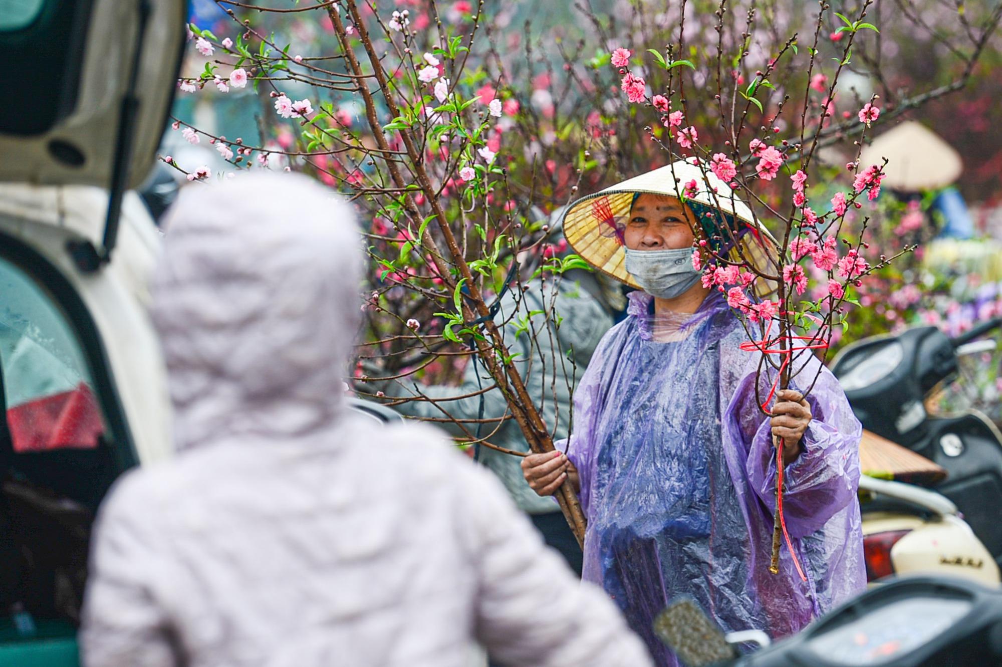 Giao thông Hà Nội tắc “không lối thoát” những ngày cận Tết Nguyên đán, người dân “đứng im” tại chỗ khi lưu thông trên đường - Ảnh 9.