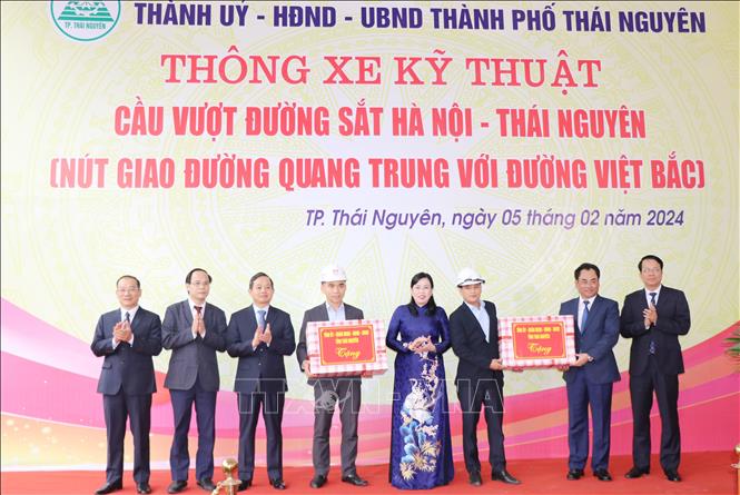 Thông xe kỹ thuật cầu vượt đường sắt Hà Nội - Thái Nguyên - Ảnh 3.