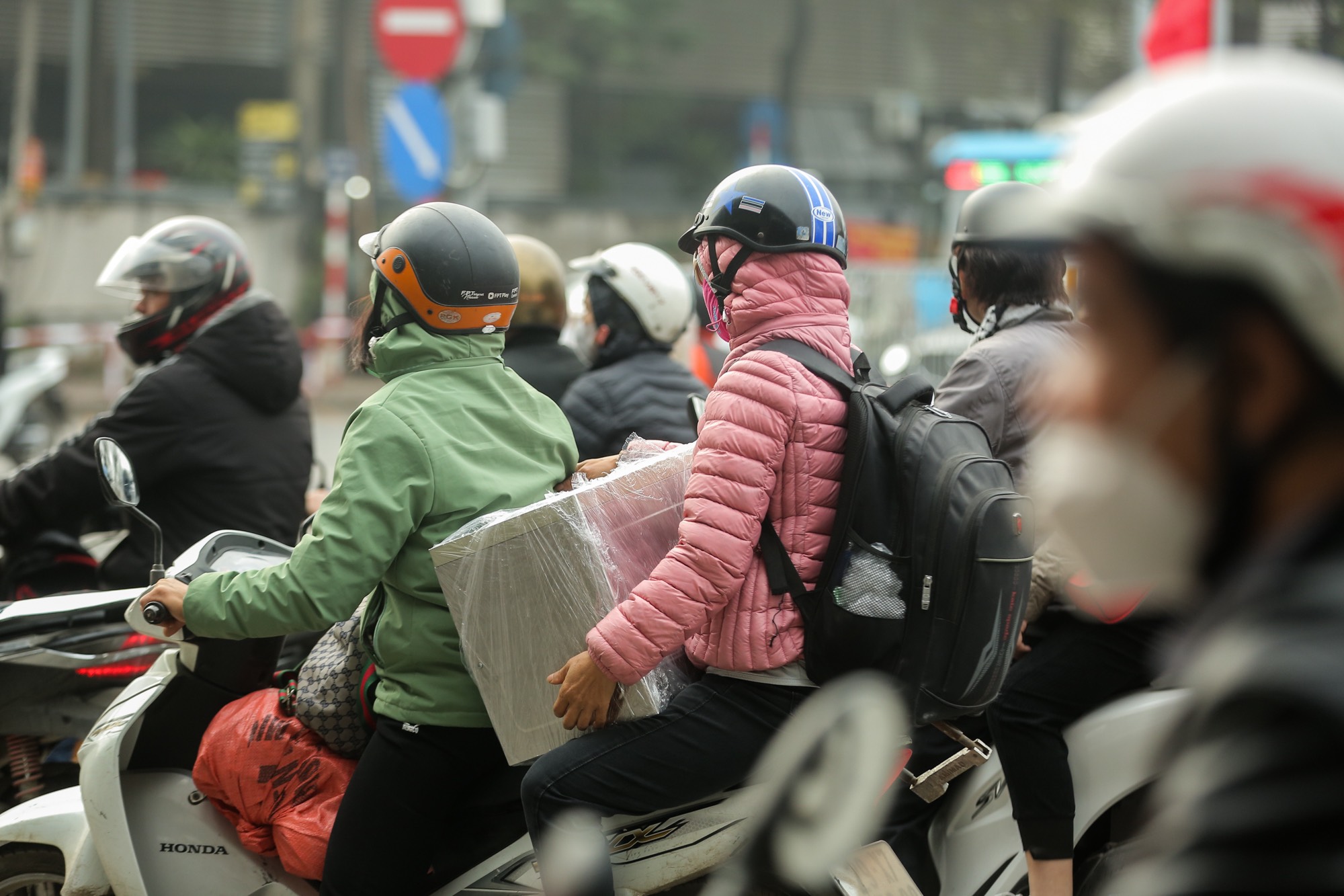 Giao thông Hà Nội tắc “không lối thoát” những ngày cận Tết Nguyên đán, người dân “đứng im” tại chỗ khi lưu thông trên đường - Ảnh 13.