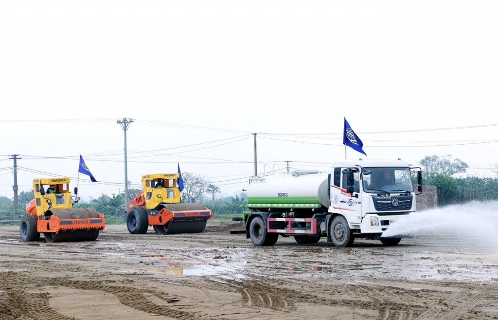 Hà Nội là một trong những địa phương đi đầu về phát huy hiệu quả đầu tư công. Trong ảnh: Các đơn vị thi công xây dựng tuyến đường Vành đai 4 - Vùng Thủ đô Hà Nội trên địa bàn huyện Hoài Đức