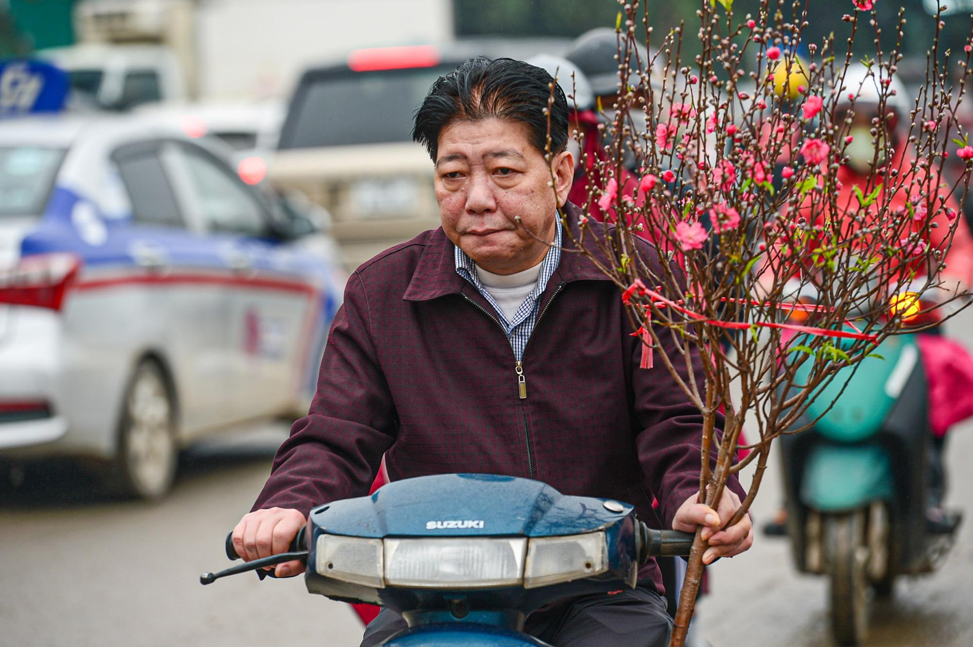 Giao thông Hà Nội tắc “không lối thoát” những ngày cận Tết Nguyên đán, người dân “đứng im” tại chỗ khi lưu thông trên đường - Ảnh 10.