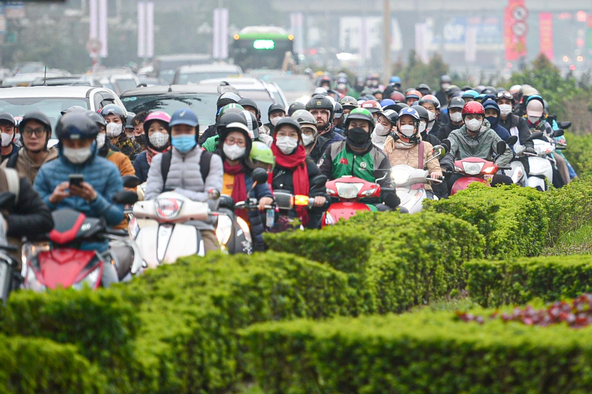 Giao thông Hà Nội tắc “không lối thoát” những ngày cận Tết Nguyên đán, người dân “đứng im” tại chỗ khi lưu thông trên đường - Ảnh 11.