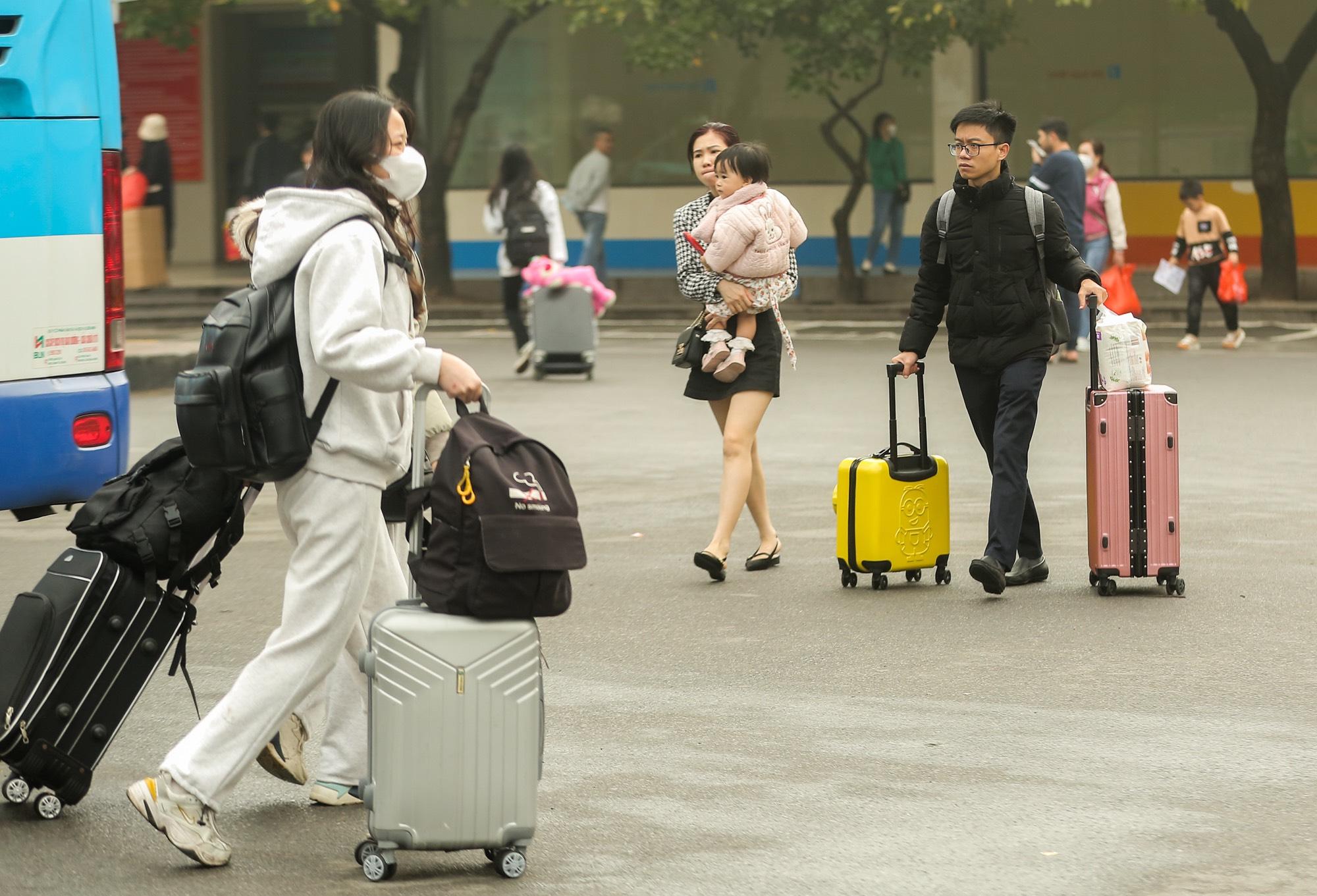 Giao thông Hà Nội tắc “không lối thoát” những ngày cận Tết Nguyên đán, người dân “đứng im” tại chỗ khi lưu thông trên đường - Ảnh 14.