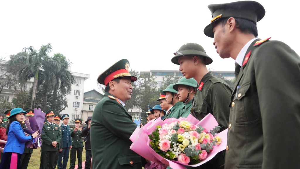 Thứ trưởng Bộ Quốc phòng động viên 69 tân binh quận Cầu Giấy