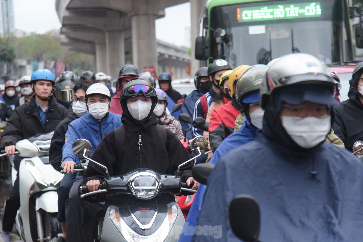 Nhiều tuyến đường Hà Nội ùn tắc hàng tiếng đồng hồ sau cơn mưa lớn kéo dài từ đêm- Ảnh 7.