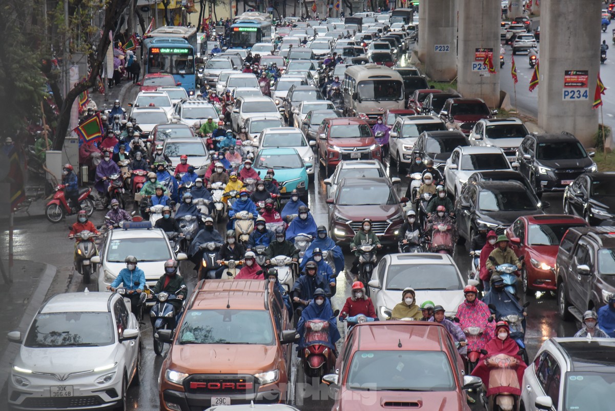 Nhiều tuyến đường Hà Nội ùn tắc hàng tiếng đồng hồ sau cơn mưa lớn kéo dài từ đêm- Ảnh 2.