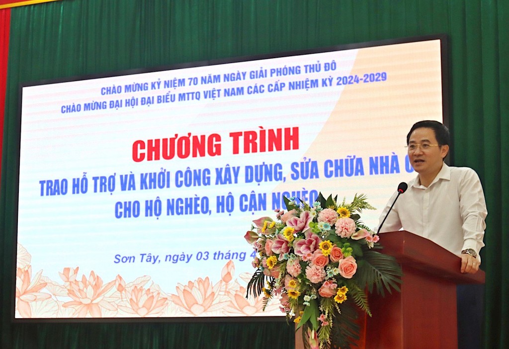 Trao kinh phí xây, sửa nhà cho 10 hộ nghèo thị xã Sơn Tây