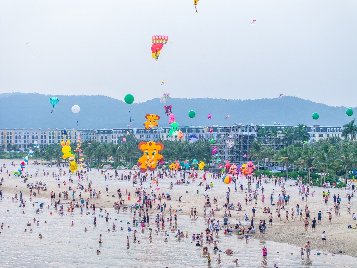 Du khách đổ về Halong Marina để check-in cùng những chiếc diều khổng lồ bay rợp trời bên vịnh di sản