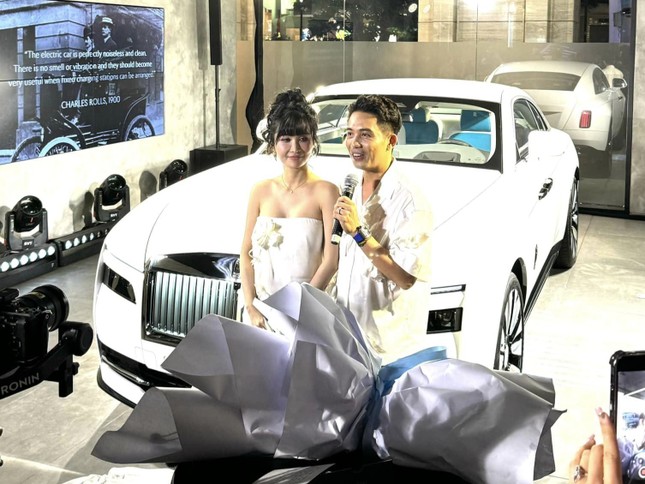 Cận cảnh mẫu xe siêu sang Rolls-Royce Spectre của đại gia Minh Nhựa- Ảnh 1.