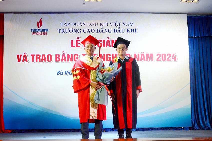 Đại diện sinh viên tặng hoa cảm ơn thầy cô PV College tại Lễ bế giảng.