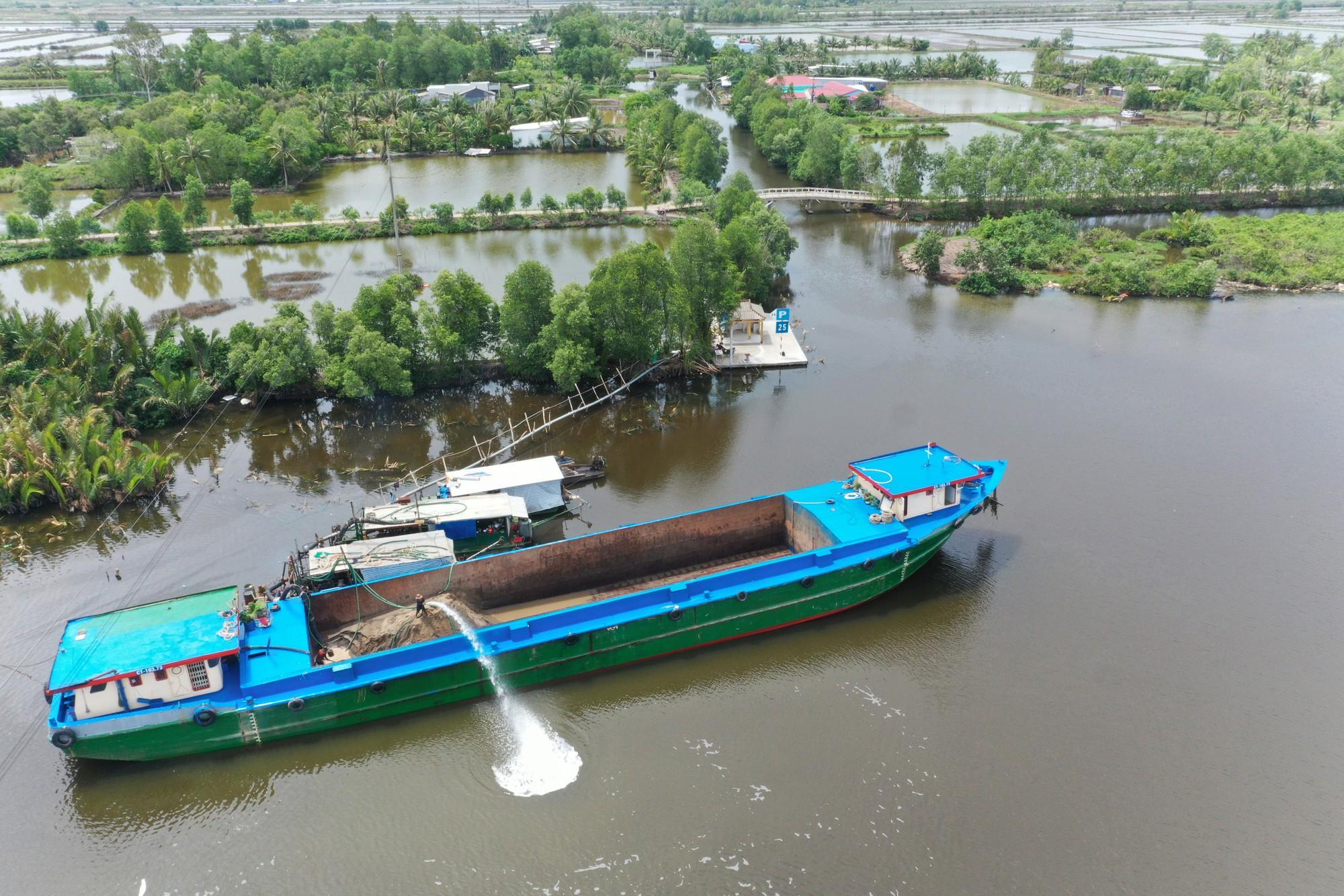 Cát biển được khẩn trương bơm lên công trình đường cao tốc thành phần Hậu Giang - Cà Mau thuộc Dự án đầu tư xây dựng đường bộ cao tốc Bắc - Nam phía Đông, giai đoạn 2021-2025 Ảnh: VÂN DU