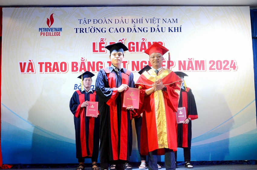 Thầy Lương Quốc Kông trao bằng tốt nghiệp cho các sinh viên tốt nghiệp khoá 2021-2023.