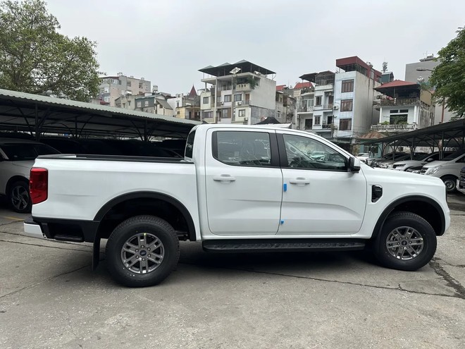 Bán tải 1 cầu số tự động, chọn Nissan Navara EL mới hay Ford Ranger XLS: Chỉ chênh 8 triệu nhưng trang bị khác biệt, bảng so sánh này cho bạn thấy điều đó- Ảnh 4.