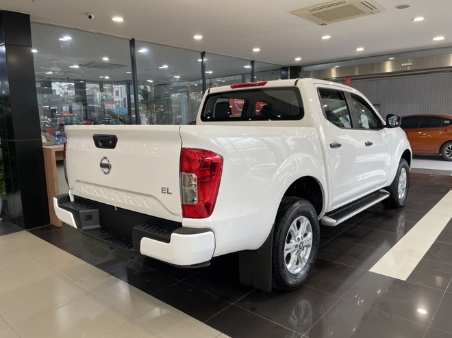 Bán tải 1 cầu số tự động, chọn Nissan Navara EL mới hay Ford Ranger XLS: Chỉ chênh 8 triệu nhưng trang bị khác biệt, bảng so sánh này cho bạn thấy điều đó- Ảnh 7.