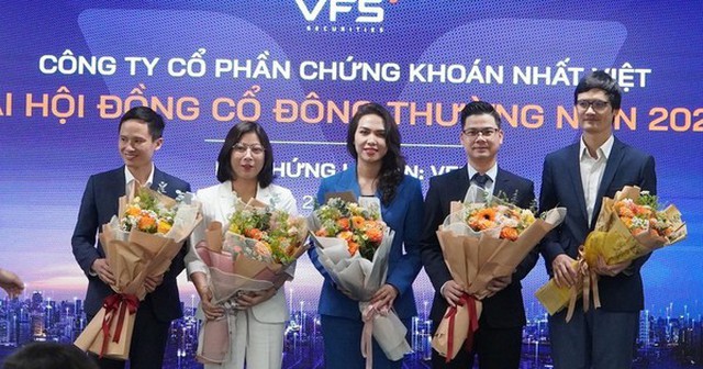 Bà Nghiêm Phương Nhi (chính giữa) được bầu làm Chủ tịch HĐQT Chứng khoán Nhất Việt hồi tháng 4/2024. Ông Trần Anh Thắng (thứ hai từ phải sang).