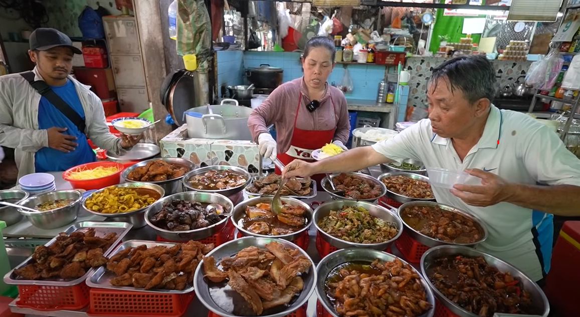 Tiệm cơm bình dân trong khu chợ trăm tuổi nổi tiếng với đồ ăn ngon xếp đầy ắp như núi, chị chủ xởi lởi nhìn khách mà nói giá- Ảnh 2.